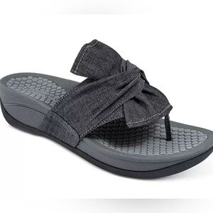 Baretraps Dianna Rebound Technology Thong Sandals. Cute bow tie and SO comfy! 10